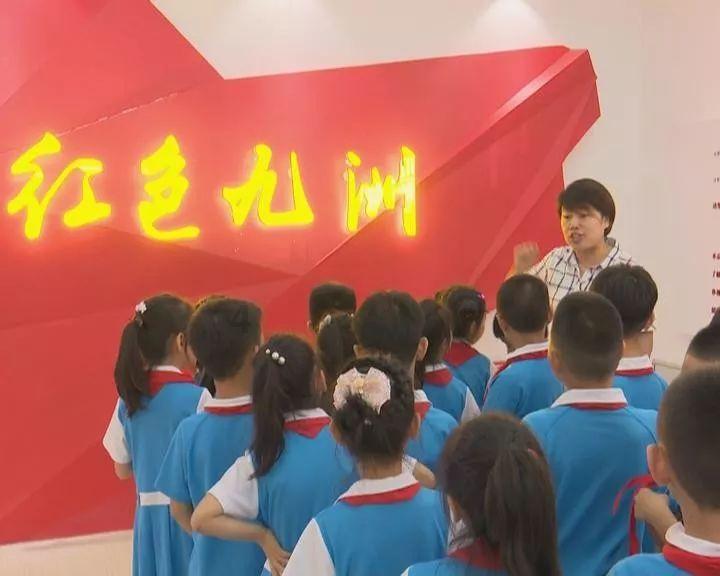 想知道成渝动车车厢里面的情况，每排几个座位？游戏画面